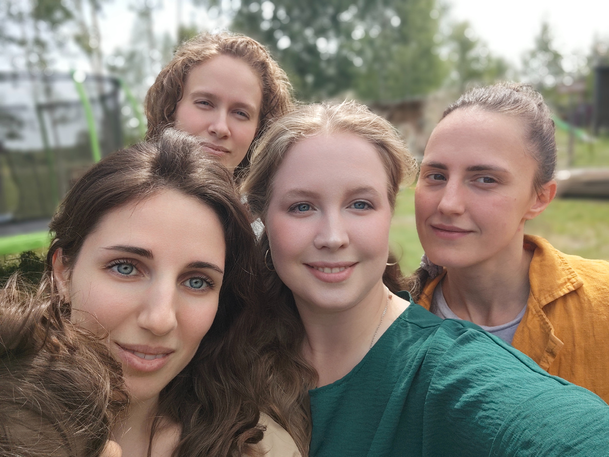 С девчатами 