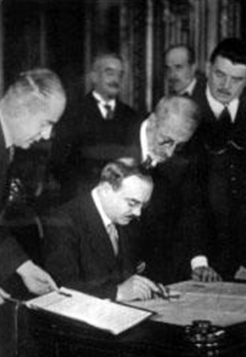 Полпред СССР во Франции В. С. Довгалевский подписывает пакт о ненападении https://wwii.space/