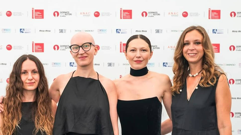 Слева направо: художник по декорациям Дарья Литвинова, оператор Лиза Попова, режиссер Владлена Санду и продюсер Яна Буряк.📷Фото: @vladlena_sandu