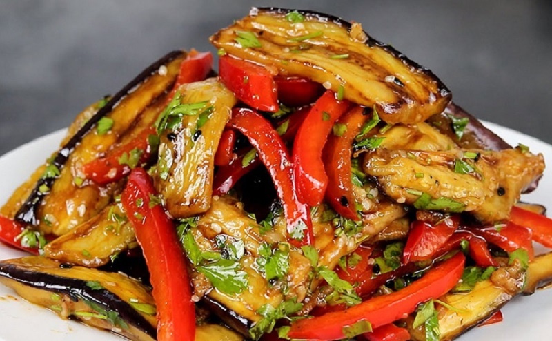 Баклажаны в пикантном маринаде: закуска, которая затмит мясо