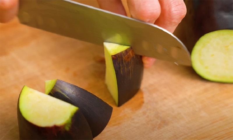 Баклажаны в пикантном маринаде: закуска, которая затмит мясо