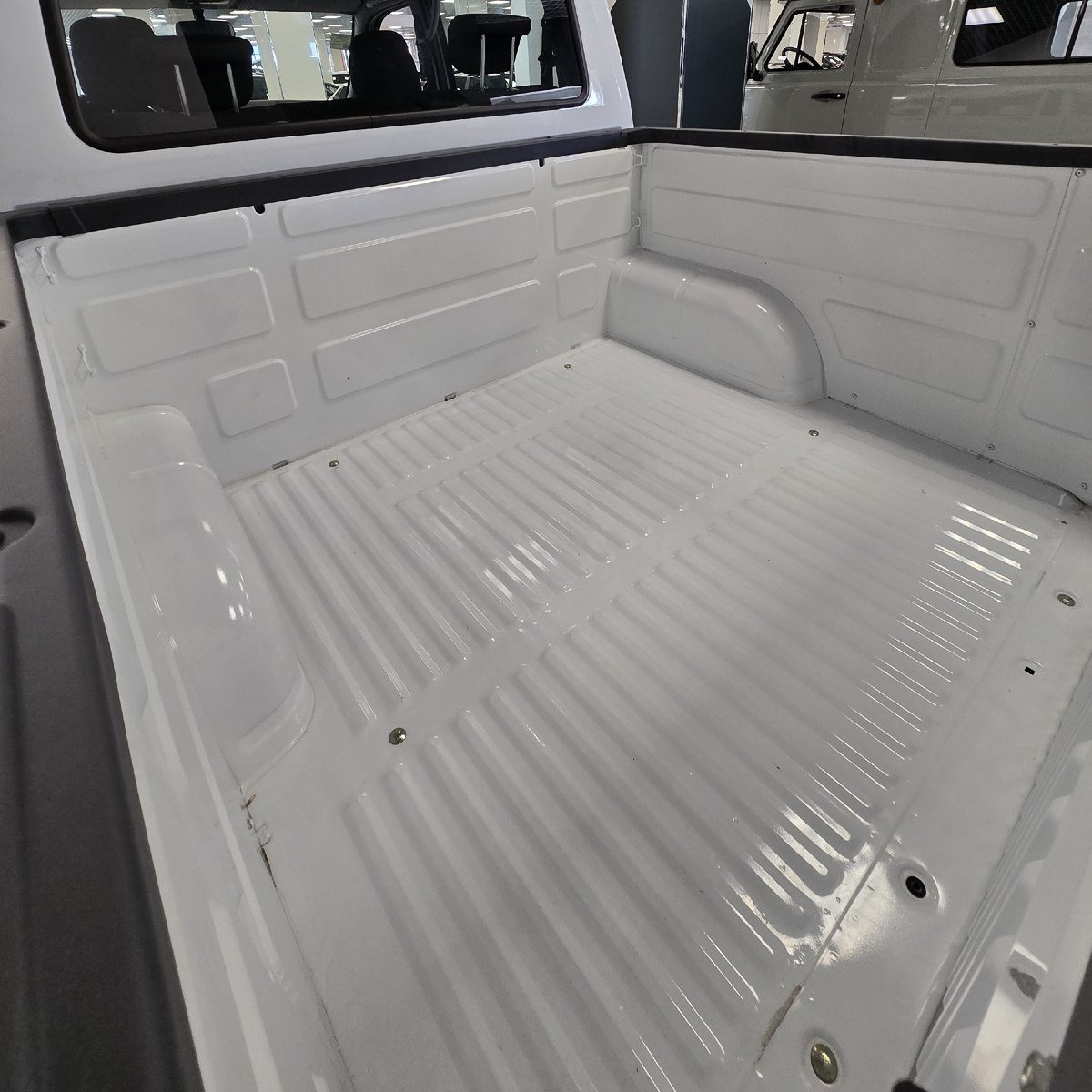 Объём грузовой платформы впечатляет, жаль что она ничем не прикрыта с завода.