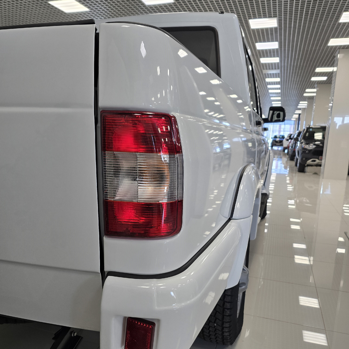 Задние фонари вообще не имеют современных диодных вставок, в отличии от фар спереди.