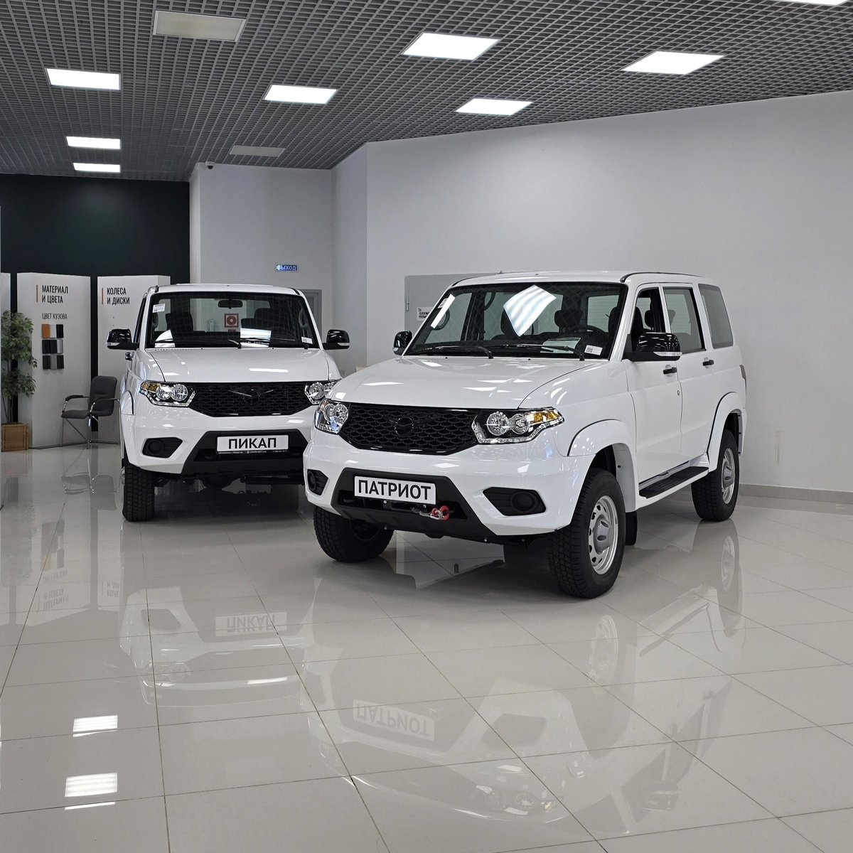 Рядом стоит Патриот в аналогичном исполнении, но дооснащённый лебёдкой.