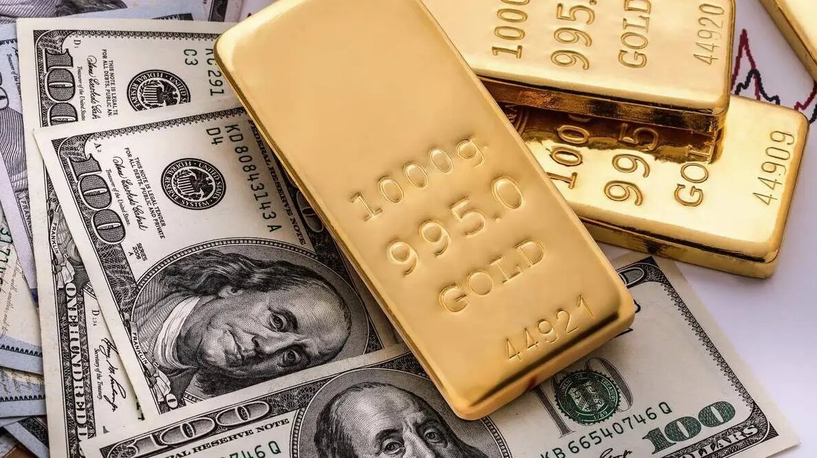 Доллар упал, золото обновило рекорд после данных из США