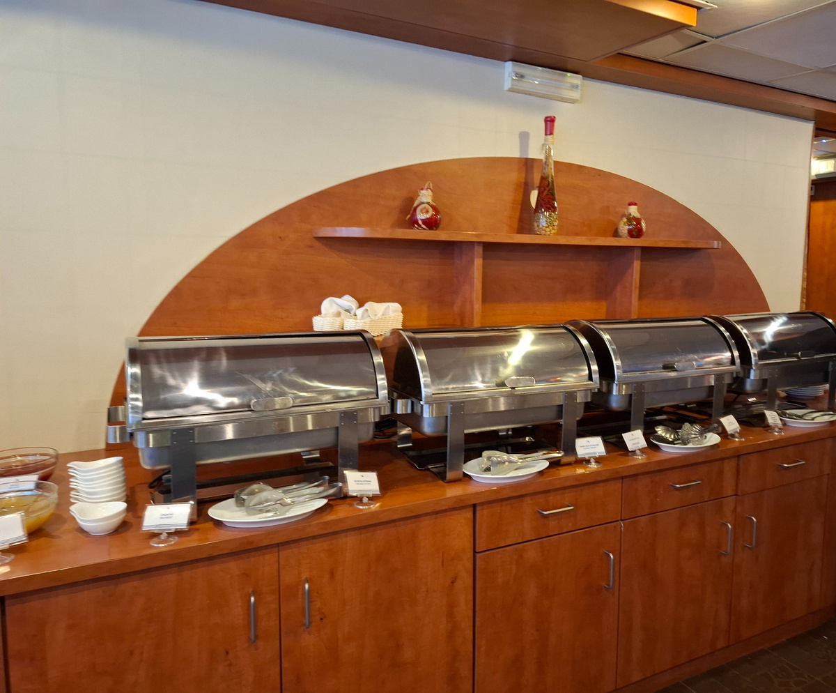 Шведский стол на завтрак: мармиты с едой. Разогревать не придется - всё горячее.