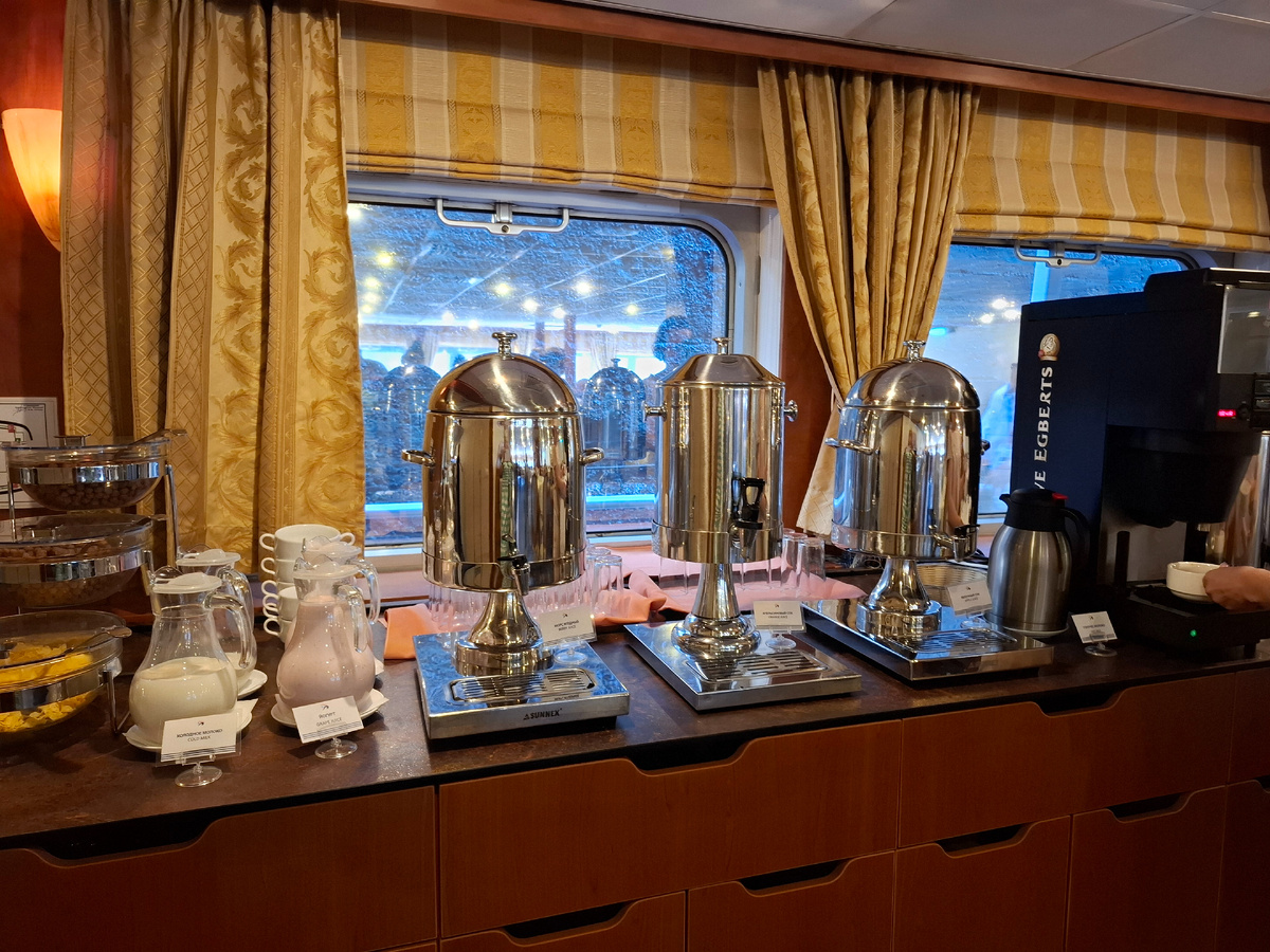 Завтрак. Морсы, соки, молоко, йогурт, чай, кофе.