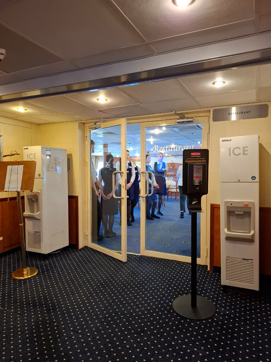 За минуту до открытия. Официанты готовы к приему гостей.