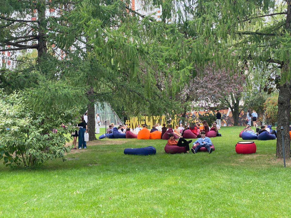 Двор возле 1-го корпуса, буквы «Мечтай». Фото: Ксения Баженова 