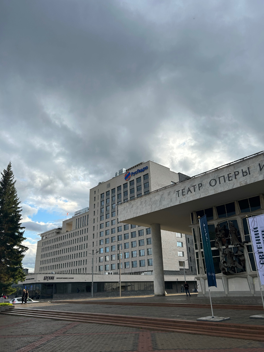 В центре города значительные изменения, например, заработал новый офис РусГидро.