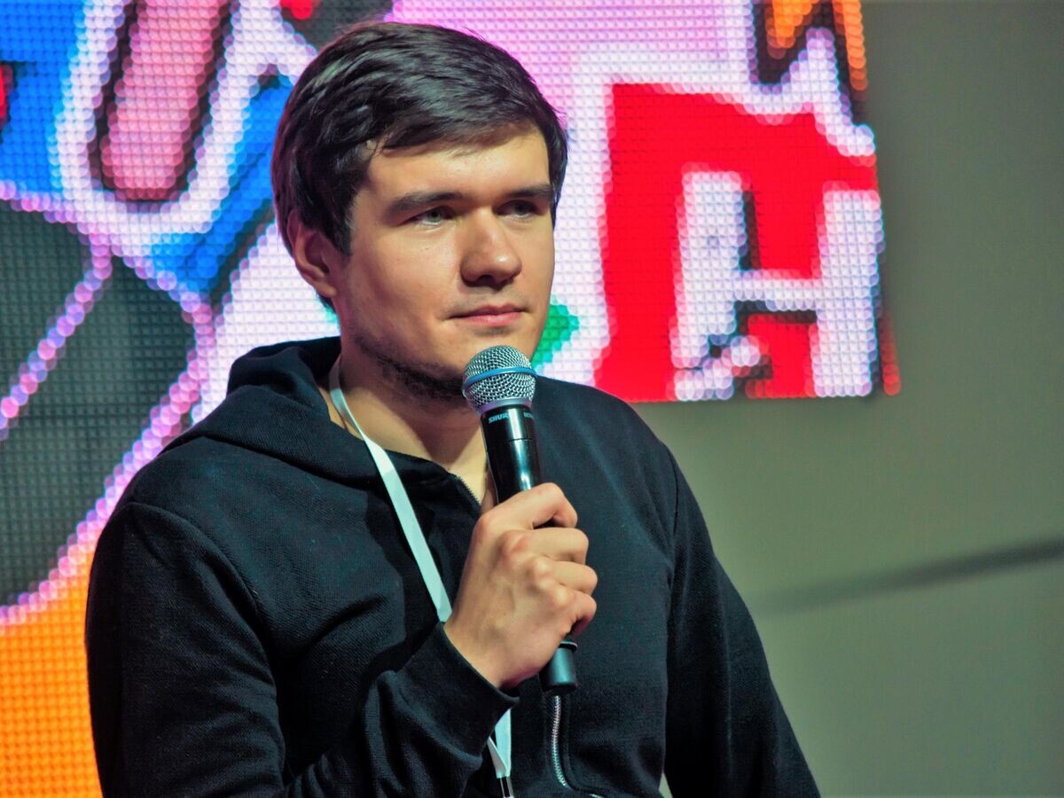    Евгений БаженовCC BY-SA 4.0 / Okras / Евгений Баженов на Видфест 2016 в Москве / Croopped image