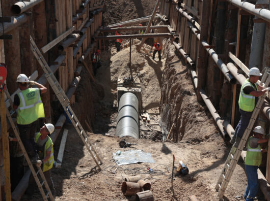    в Таганроге восстанавливают аварийный коллектор // фото: donland.ru