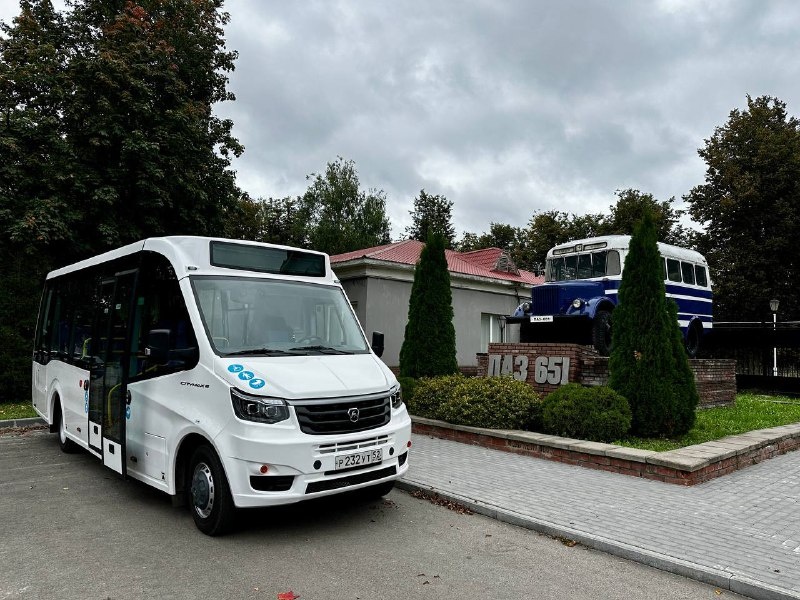 "Пазики" разных поколений - на пьедестале первые ПАЗ-651, а рядом самая современная разработка CityMax 8