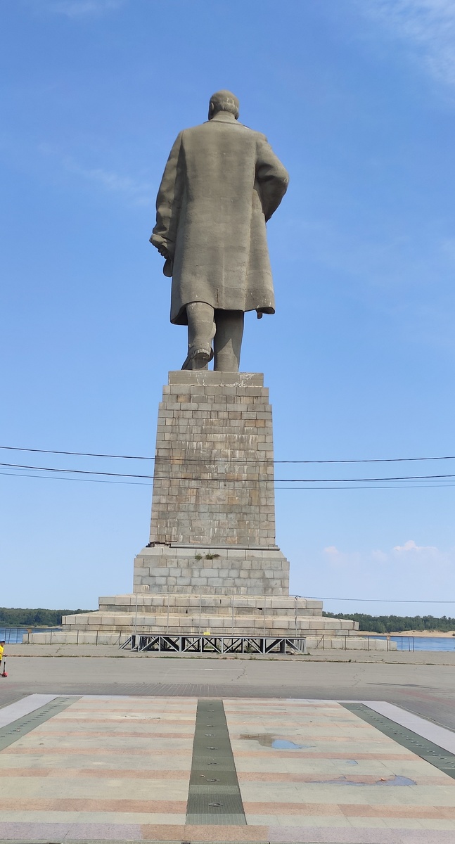 Когда то дед был усыпан цветами новобрачных