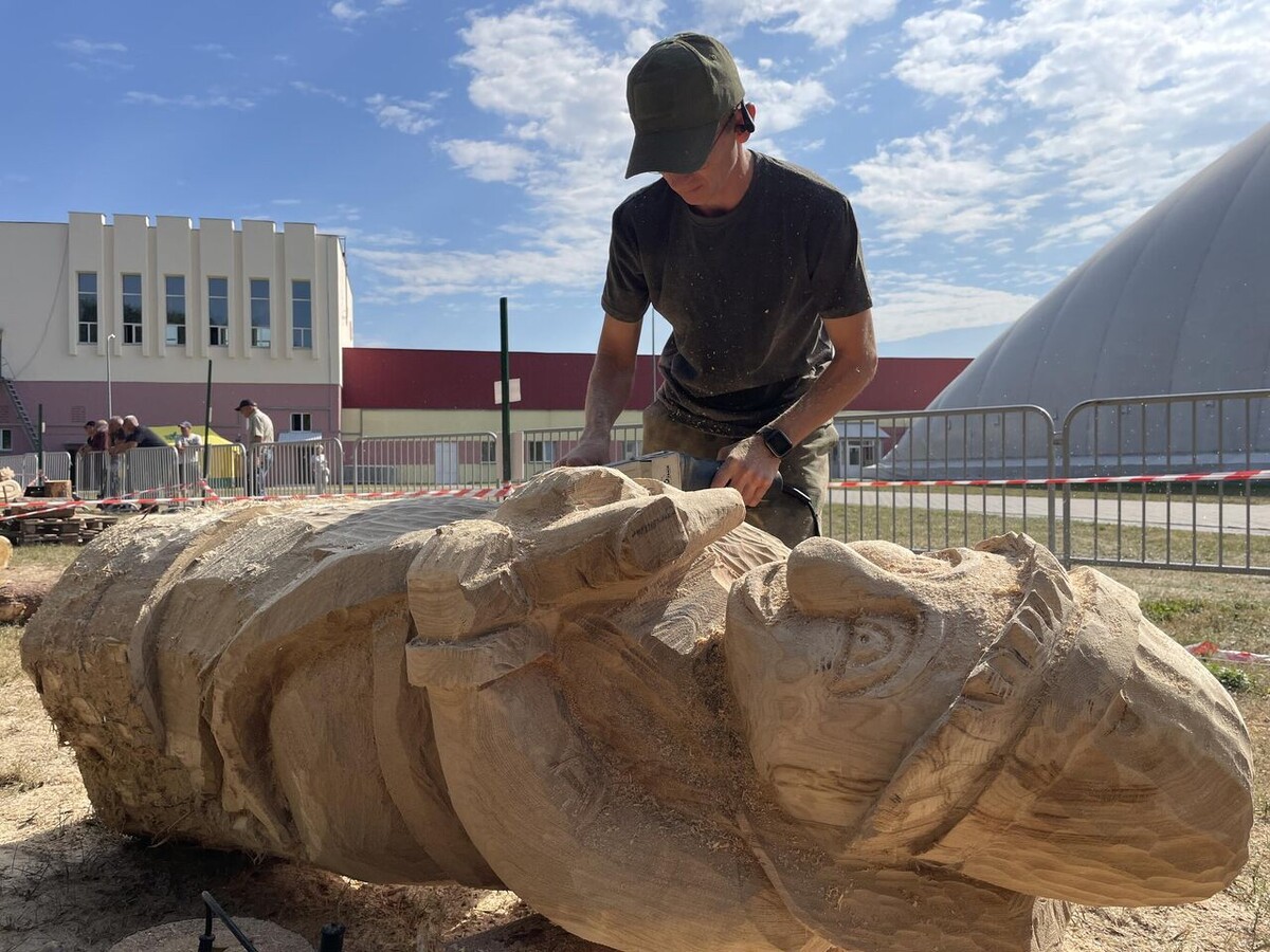 На фестивале деревянных скульптур в Гомеле по мотивам сказок и легенд 13 участников вырезают скульптуры из двухметровых бревен. Мастер из Октябрьского района Андрей Афанасенко вырезает Емелю из "По щучьему велению"