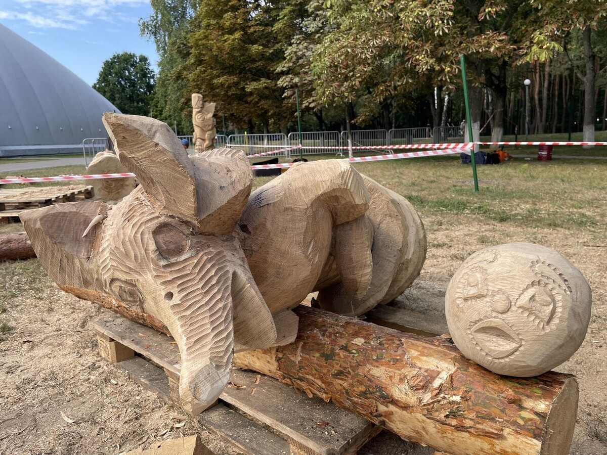 Лиса и Колобок на фестивале деревянных скульптур в Гомеле