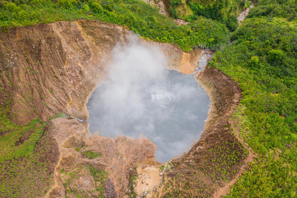 Вода здесь серо-голубого цвета, иногда — в зависимости от погоды — стального. Фото: JibiBrown / Shutterstock / Fotodom