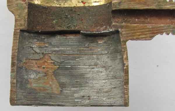 Результат недостаточного нагрева при бессвинцовой пайке шва - видны следы щётки, которой производилась механическая очистка. Эти недостатки приводят к дефектам внутри капиллярного пространства