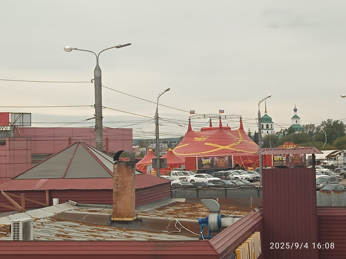 Шатер цирка. Вид с моста. 
