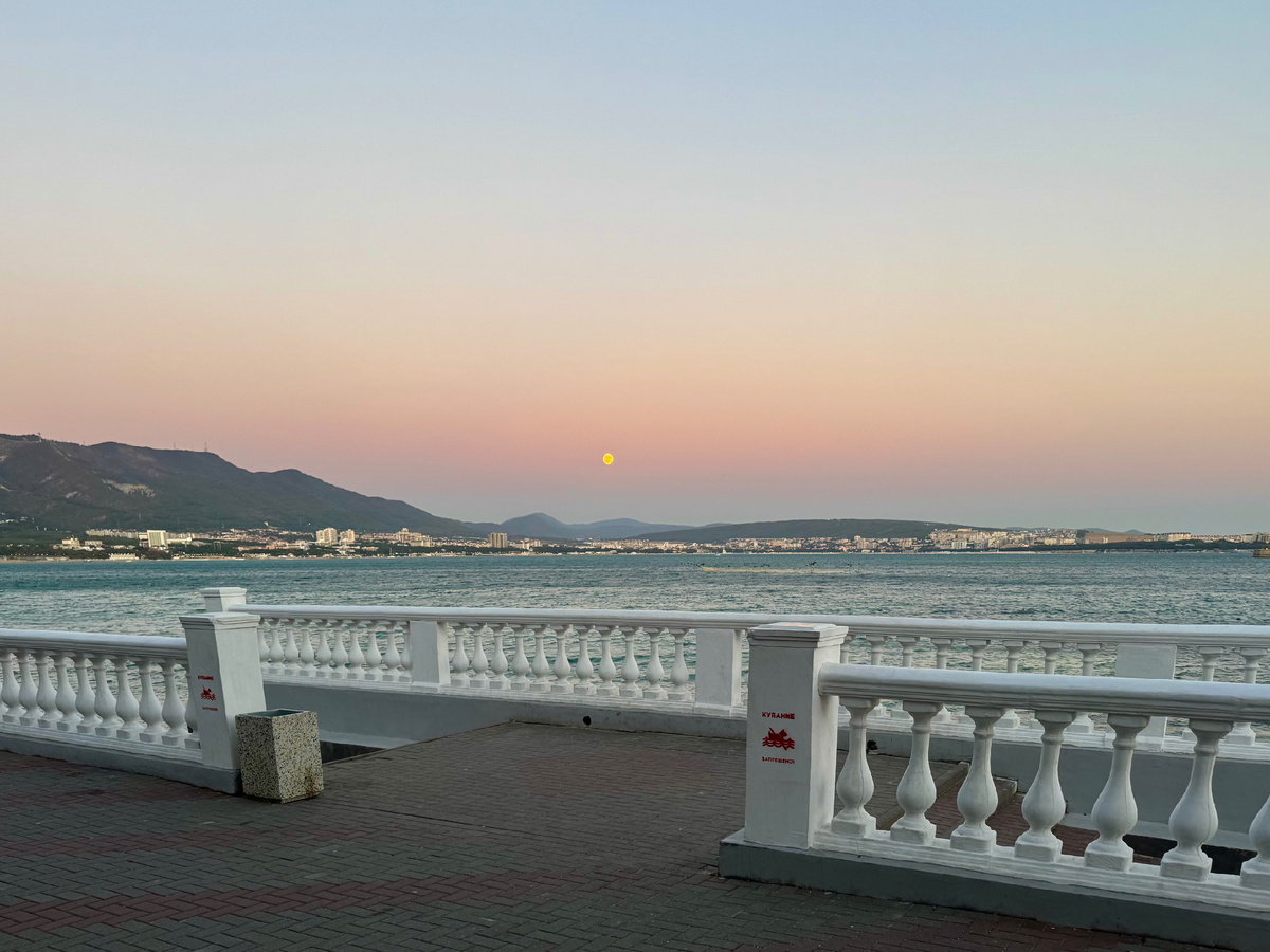 Вот она красивая белая набережная. Фото автора.