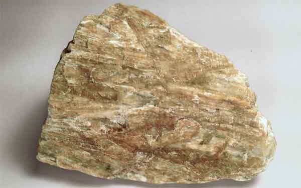 Таким или подобным выглядит камень, относящийся к виду породы Аляксит. Структура гранита характерна умеренным присутствием щёлочи и наличием крупных вкраплений кварца