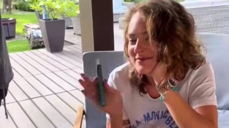   В Израиле Аглая Тарасова не расставалась с гашишным вейпом и плотно подсела на наркотик. Одурманенное лицо говорит само за себя. Фото: кадр видео