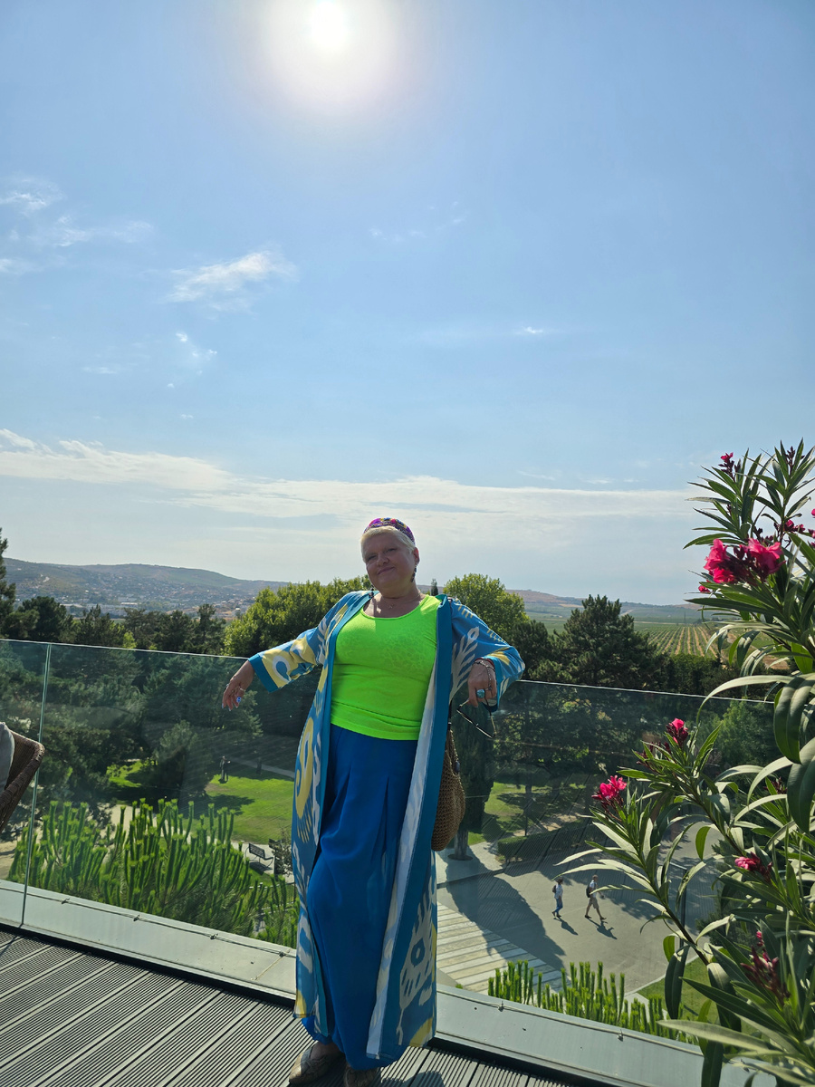 Сейчас  к шароварам добавился подаренный подругой халат и купленная на одном из татарских рынков, тюбетейка. Не смогла удержаться и купила. Вот, надела!😆