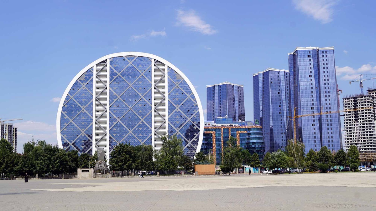 Грозный сегодня — это смесь современных домов в восточном стиле и стиле хай-тек, хрущевок с облагороженными фасадами и частных домов