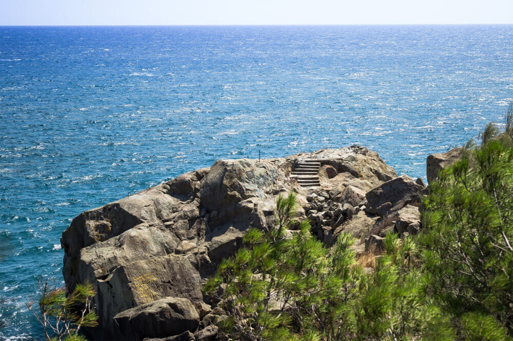 Фото из интернета. Сегодня скала оборудована заграждением и скамейкой.