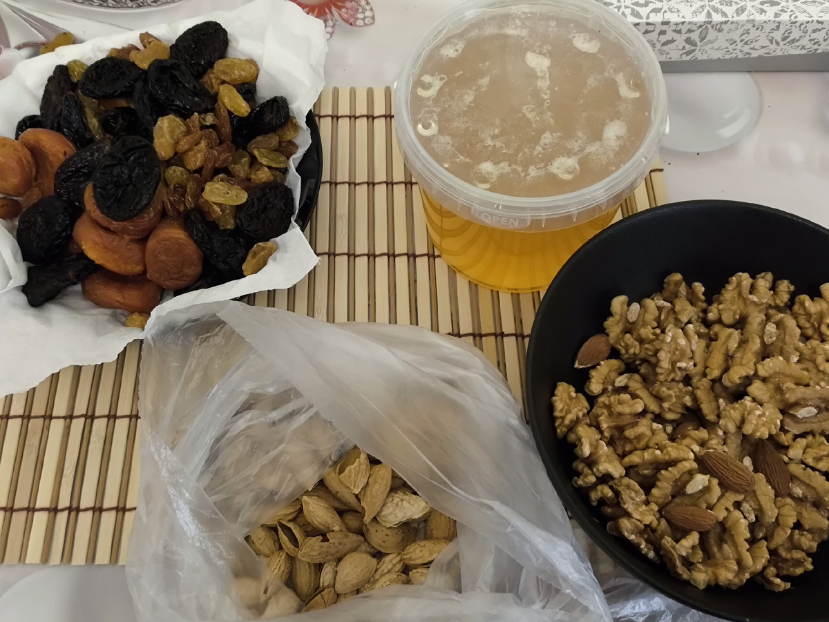 Фото автора. Ингредиенты для приготовления. Миндаль нужно почистить и размолоть в кофемолке или на мясорубке