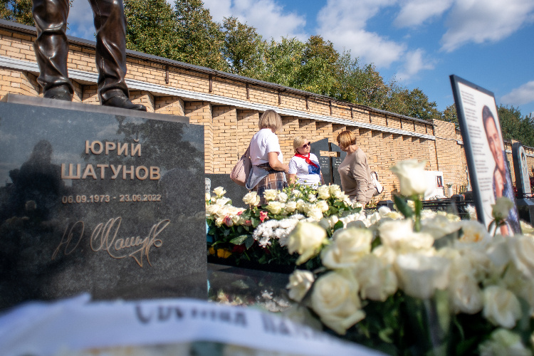    6 сентября на Троекуровское кладбище едут и едут фанаты Юрия Шатунова. Фото: Юлия Федотова