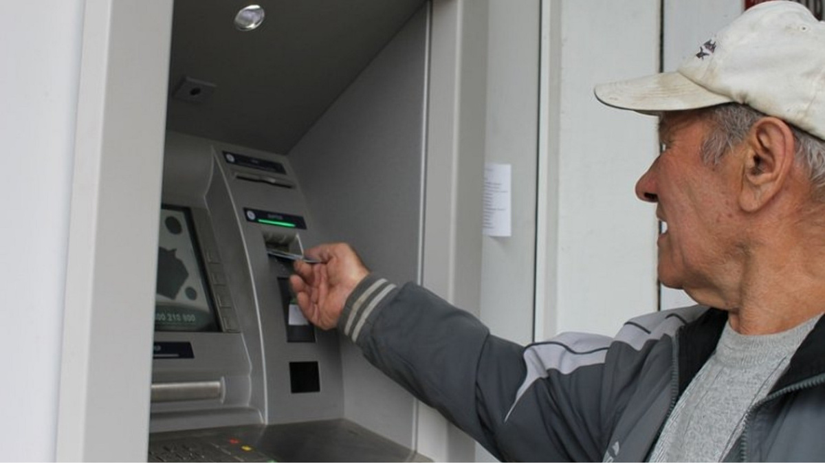 Пенсию лучше снять сразу: советы эксперта для пожилых людей