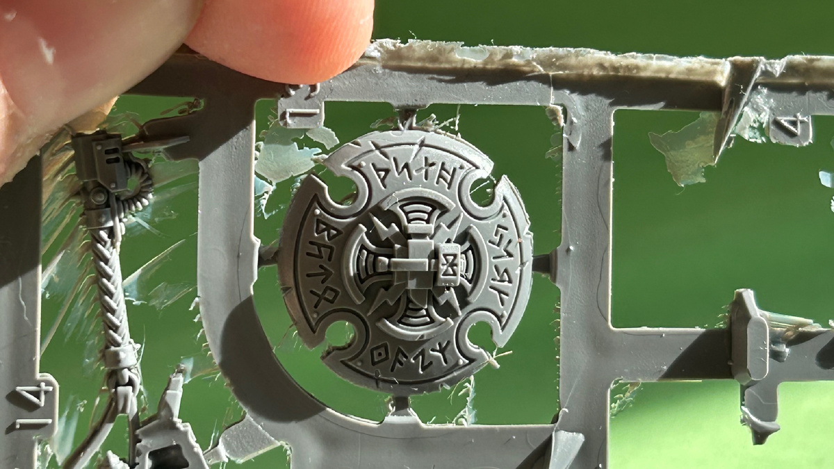 Щит-наковальня. Посмотрите на уровень печати. Все очень проработано. 