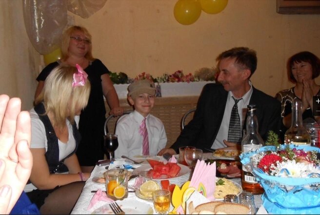 Фотография Дмитрия в кругу семьи. Его отец, Александр, справа