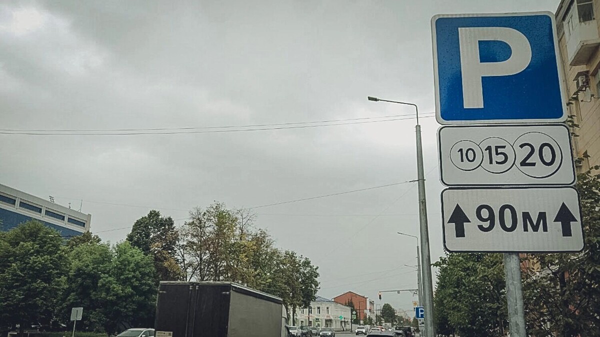 Владельцев машин на окраинах Москвы загоняют на платные парковки. Фото: 1MI