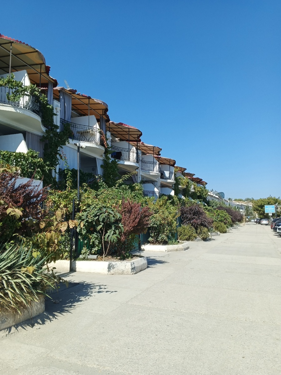 И не скажешь, что это переделанные гаражи для моторок. Теперь это тоже пансионаты для отдыха... Фото Галины Малышевой.