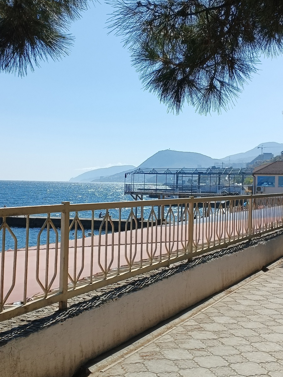 Восточная набережная, вид на Аю-Даг. Фото Галины Малышевой.