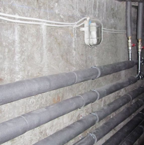 Общедомовые трубы в подвале МКД