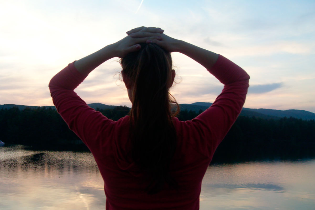 Медитация помогает ощутить глубокую связь с миром. Для этого важно научиться молчать