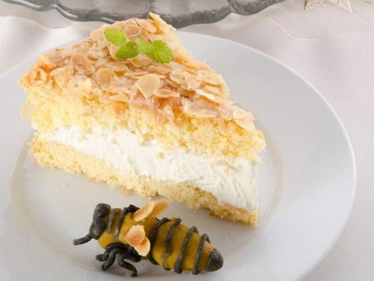 Немецкий торт Bienenstich (Укусл Пчелы) - подробнее по ссылке в самом низу. Фото: Pintertest / Lezzet Dergisi