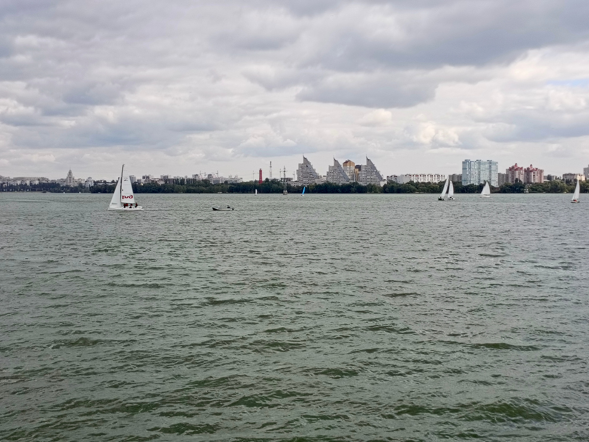 Река Воронеж. Сегодня на реке было много парусников и занятия по гребле