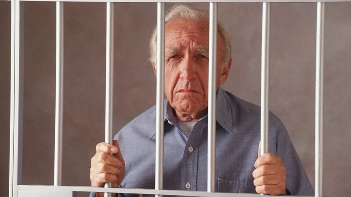 Пенсионеров предупредили: за что может грозить реальный срок