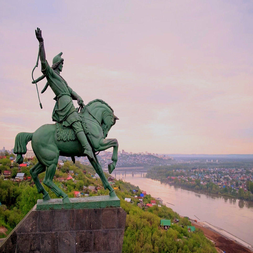 Панорама Белой (Агидели) и памятника Салавату Юлаеву на высоком берегу