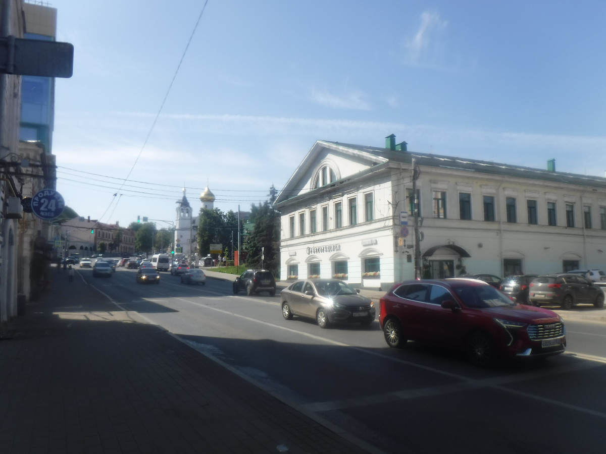 Улица и Казанская церковь