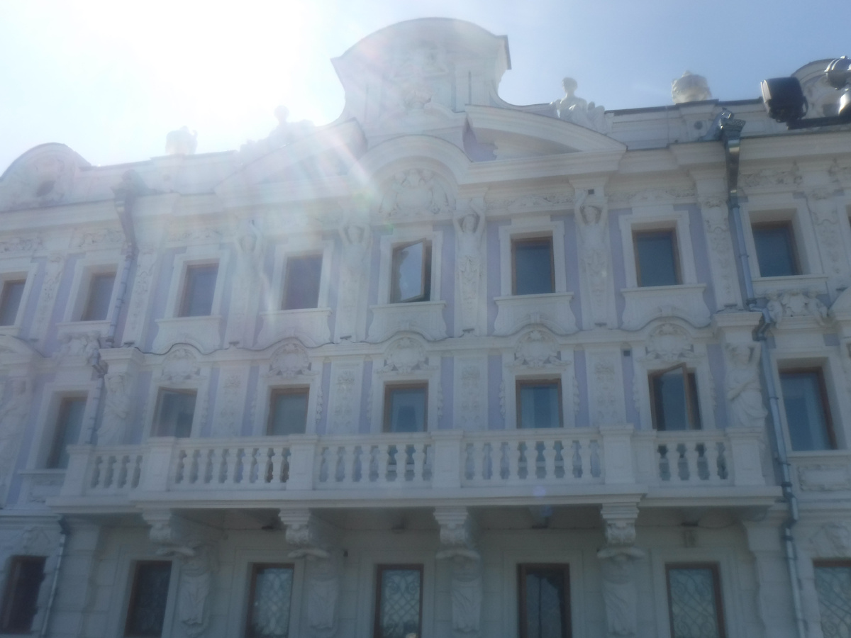 Очень красивое здание на Верхне-Волжской набережной