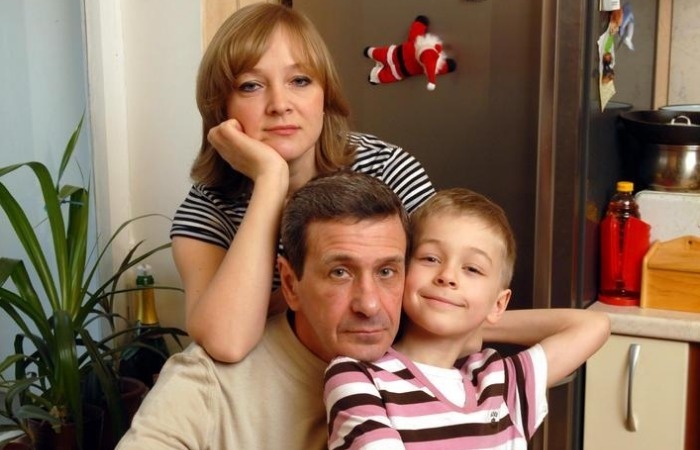 Глеб Смолкин в детстве с родителями.
