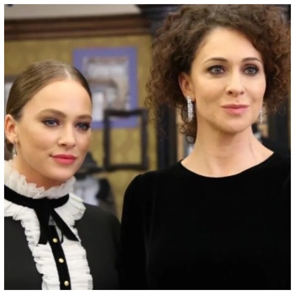 Слева Аглая Тарасова с мамой Ксенией Раппопорт