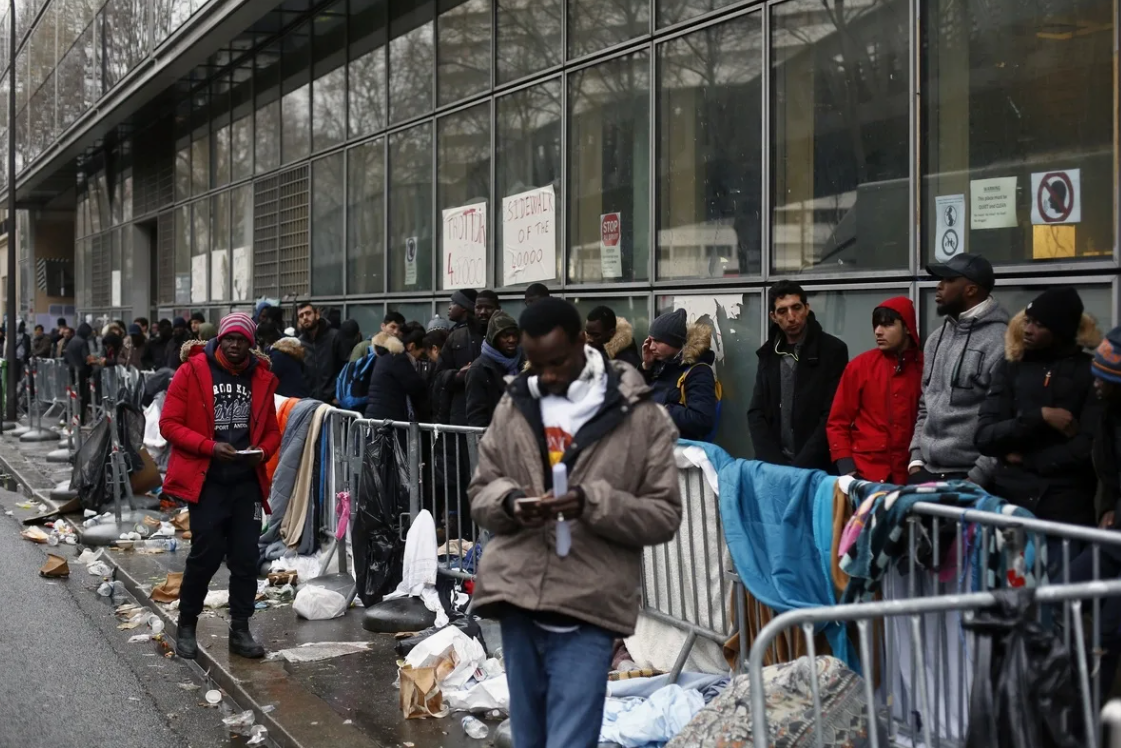 Типичная улица Парижа выглядит вот так. У нас тоже куча проблем и задач, которые требуют внимания, но палаточных городков на улицах с мигрантами нет