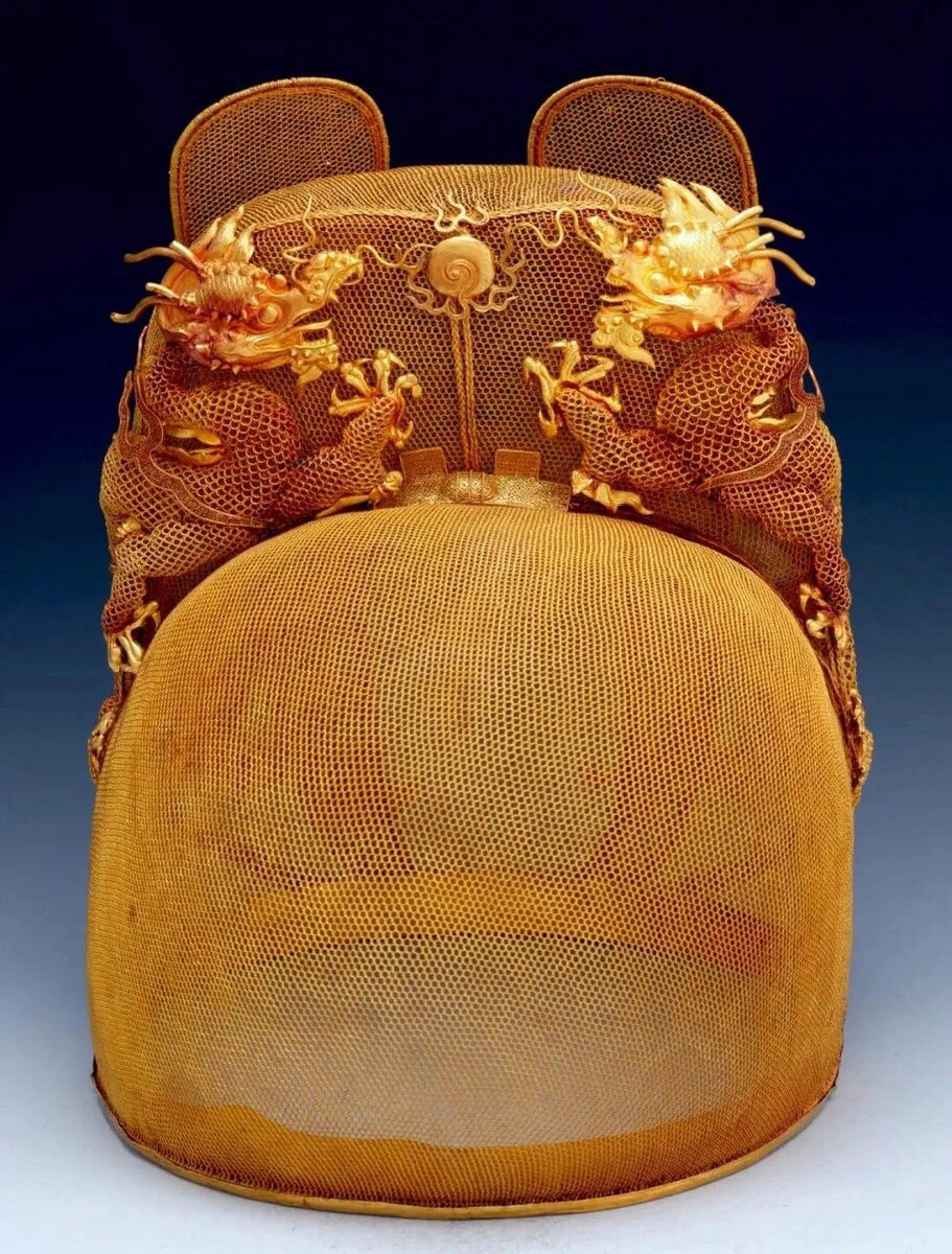 金翼善冠‌ (Золотая крылатая шапка «Ишань») — корона, принадлежавшая ‌императору Ваньли (личное имя Чжу Ицзюнь)