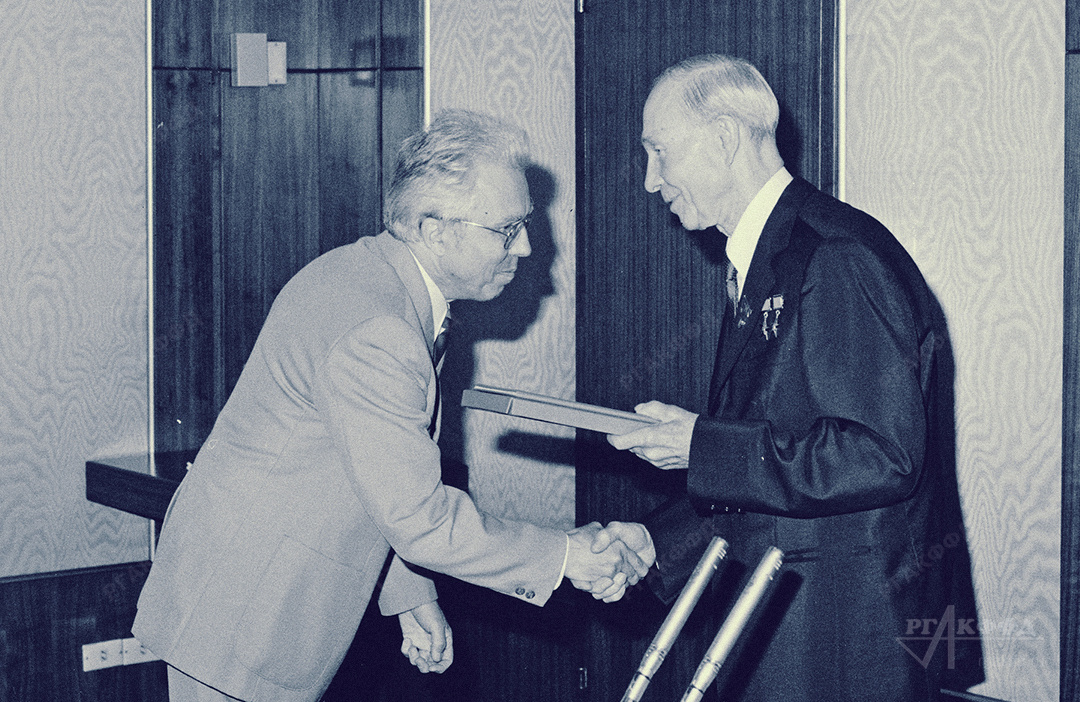 Вручение документа о присвоении звания «Народный артист СССР» композитору А.Н. Холминову (слева) / Москва, 17.08.1984 г. / РГАКФФД. Арх.№ 1-106518